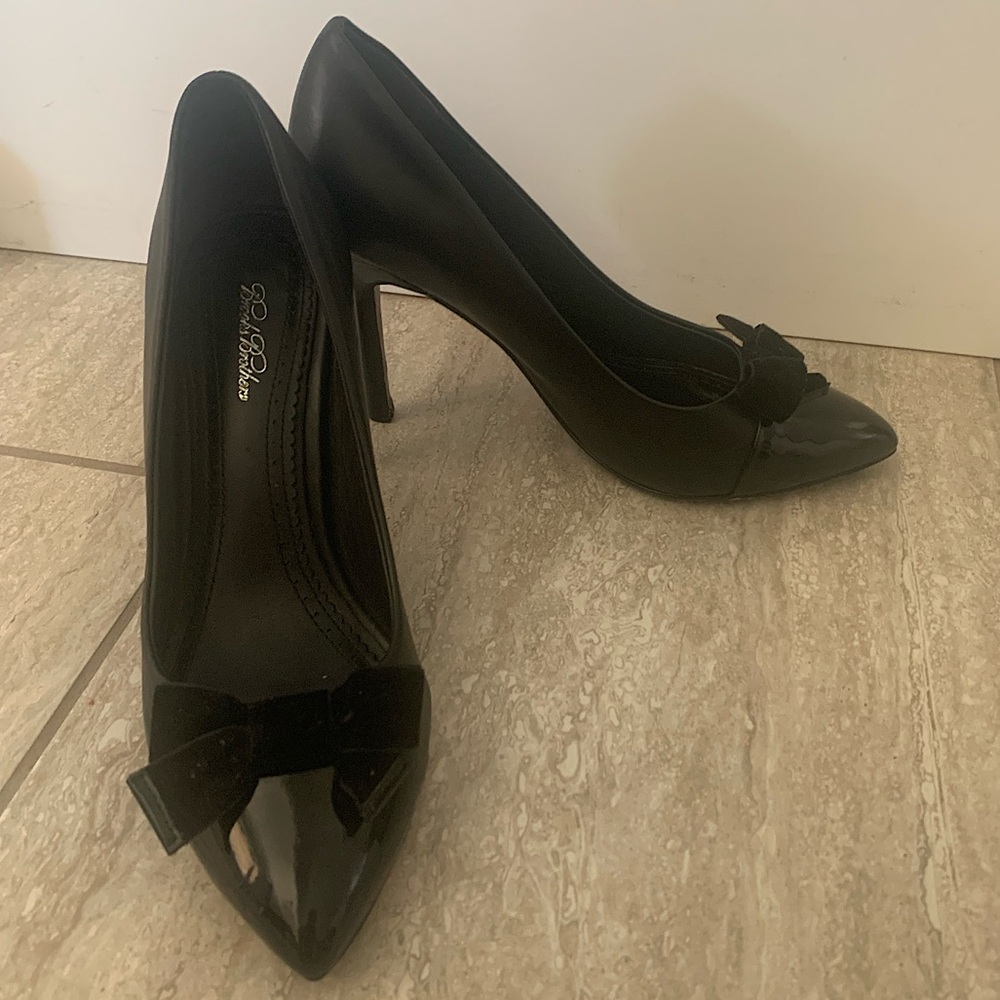 Brooks Brothers Leather Pumps with Bow Tie Size 8 - Gently Worn
